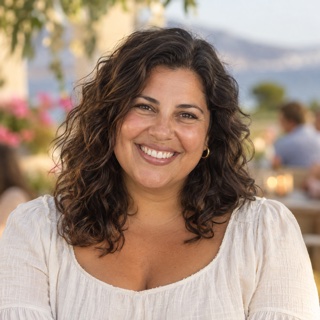 Retrato fictício de uma mulher de pele oliva e cabelos ondulados sorrindo.