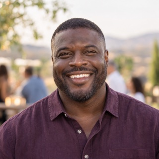 Retrato fictício de um homem negro com cabelo curto e sorriso aberto.